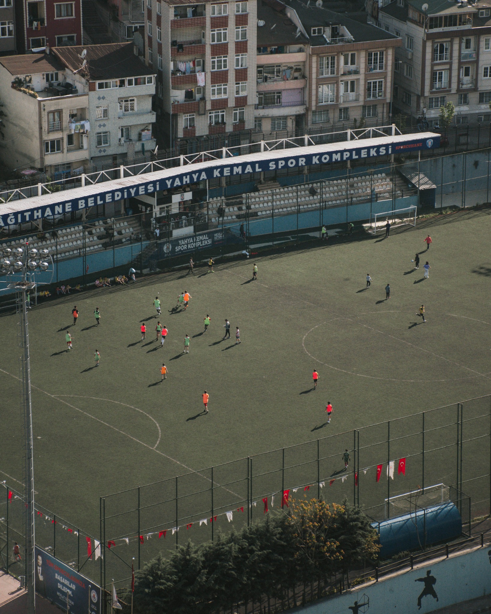 Campo de fútbol en un entorno urbano, imagen contextual